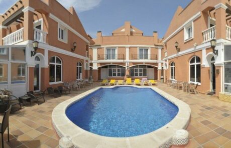 Lloyds beachclub met zwembad